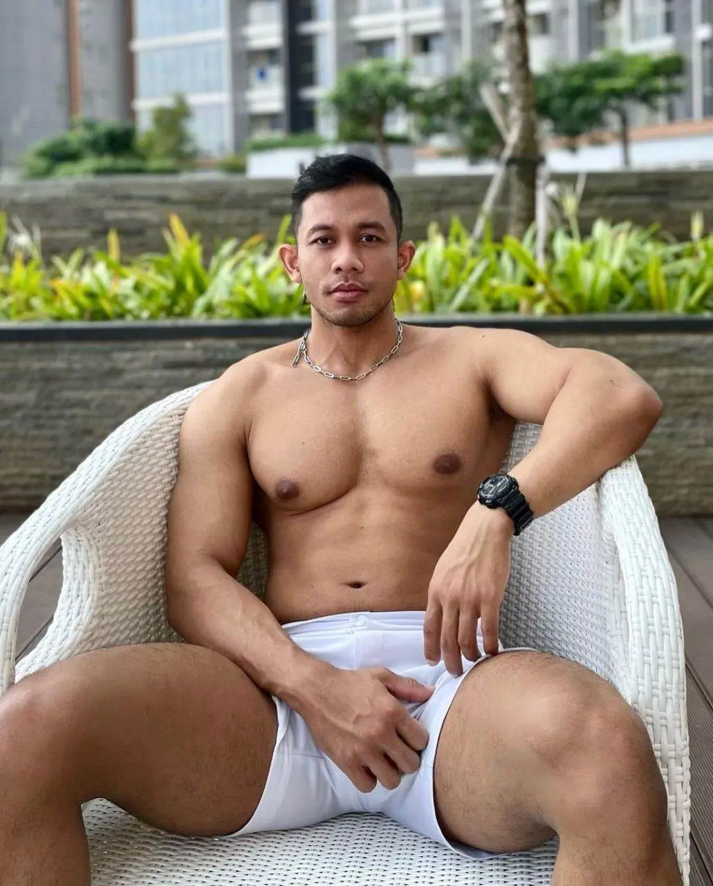 พาเชยชมหนุ่มๆ