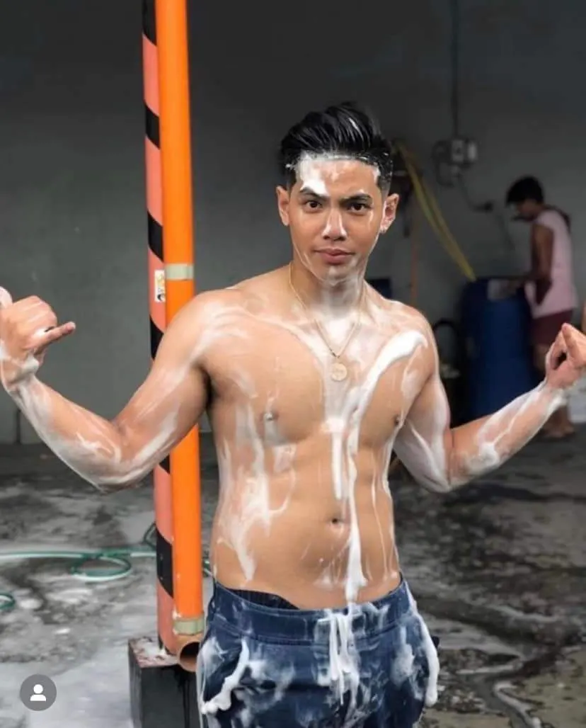 ผู้บ่าวอาบน้ำ
