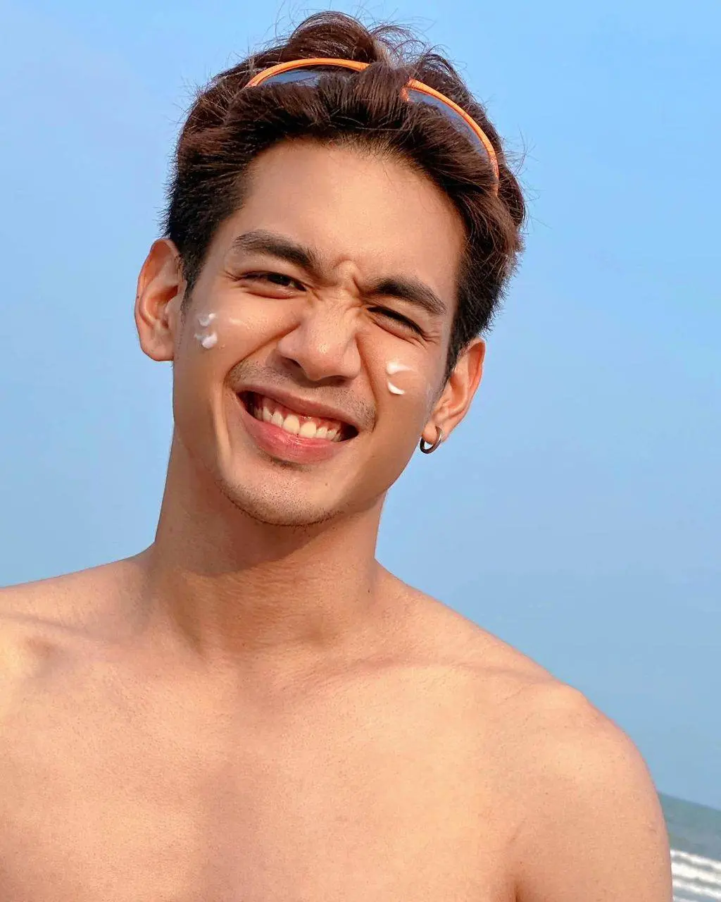 แจกยิ้มให้รู้ว่ารัก