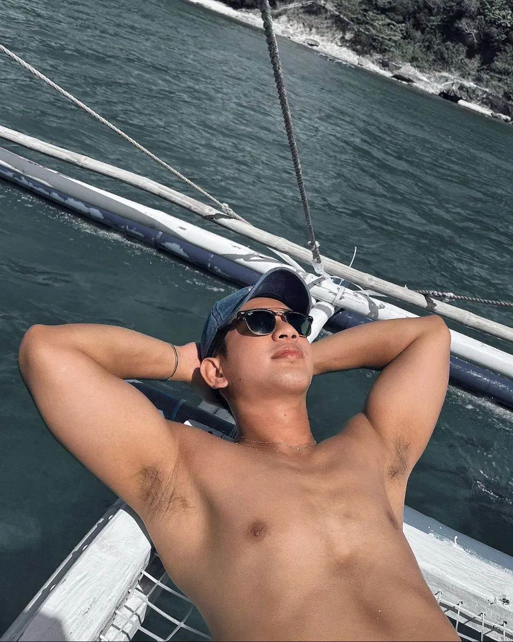 ล่องเรือกับหนุ่มๆ