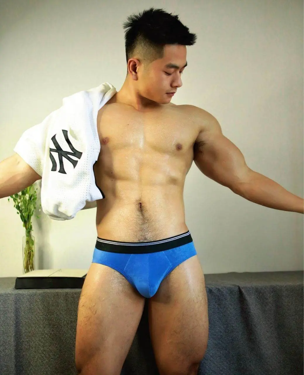 หนุ่มหล่อขึ้นปก 1143.4