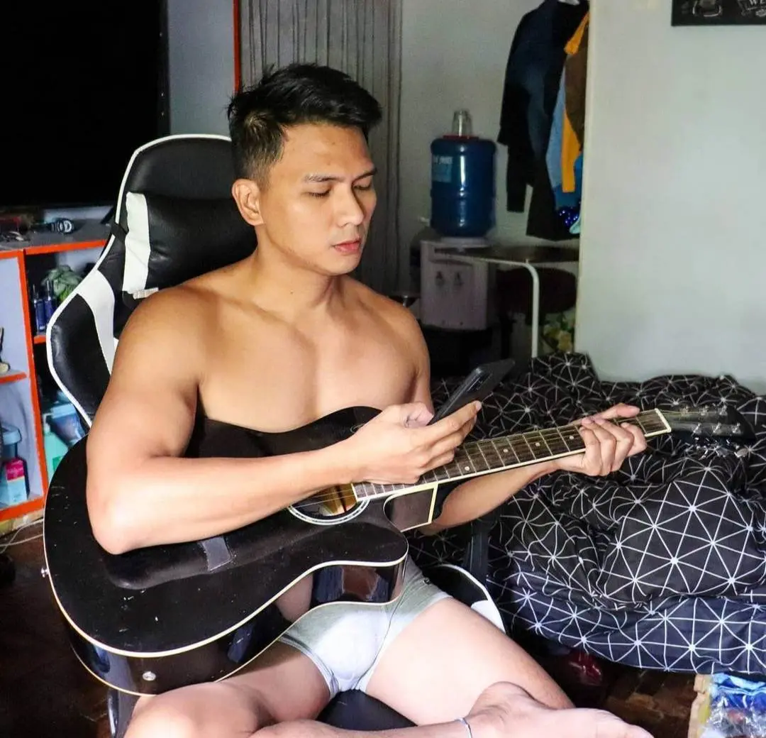 หนุ่ม..กีต้าร์