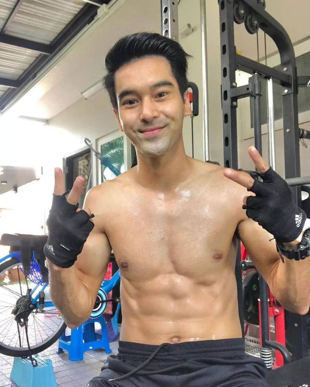 ผัวกับหนวดของเค้า