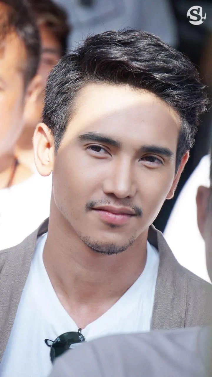 ผัวกับหนวดของเค้า