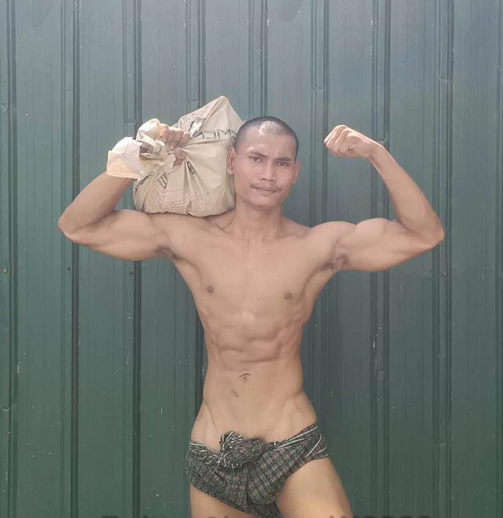 หนุ่มพม่าแซ่บๆ