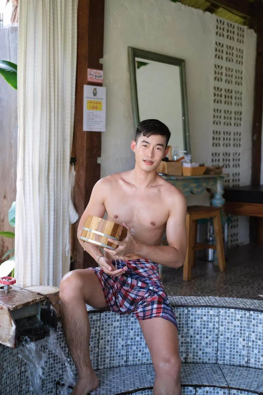 ถอดโชว์เรือนร่าง 2813