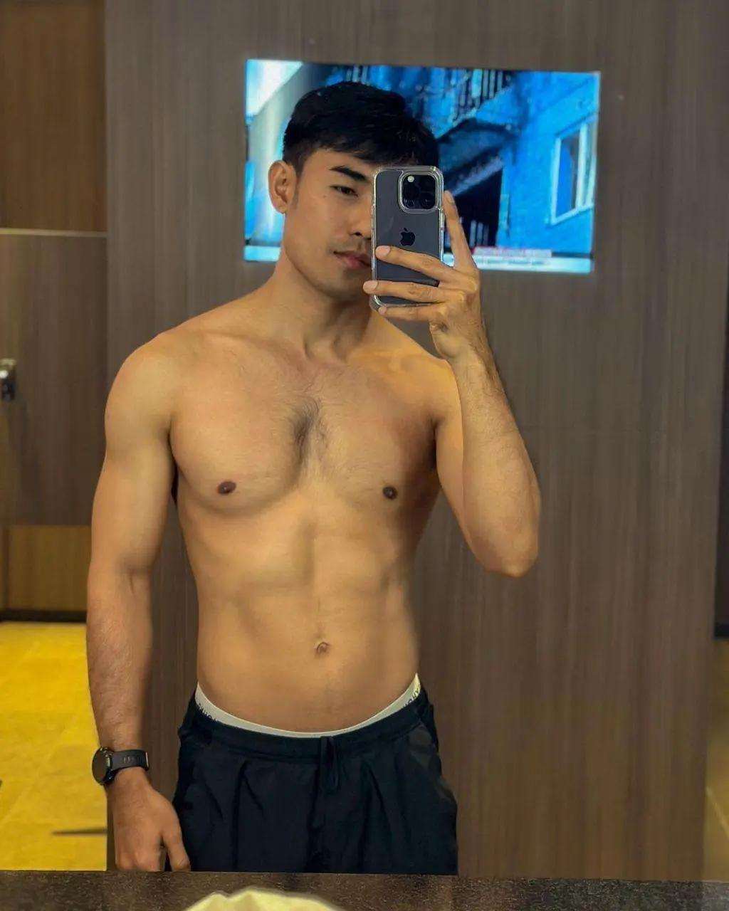 หลงรูปจูบหรรม