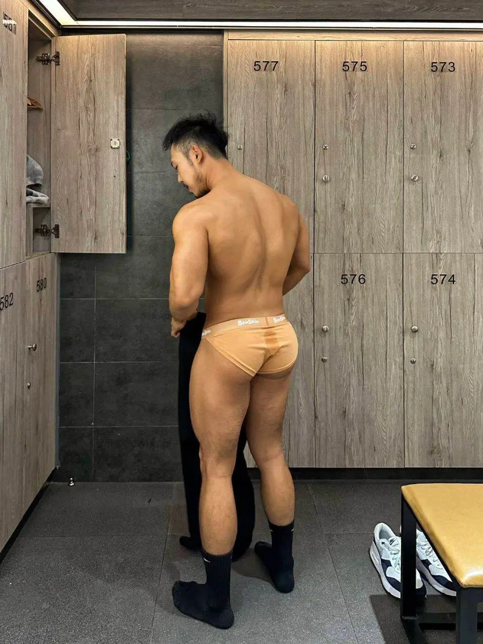 หนุ่มๆในห้องล็อคเกอร์ฟิตเนส