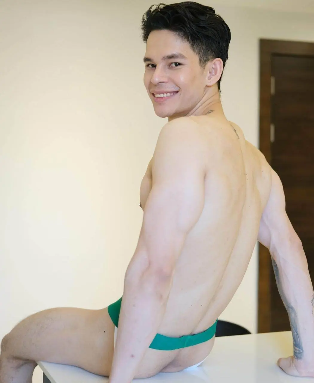 หนุ่มหล่อขึ้นปก 1153