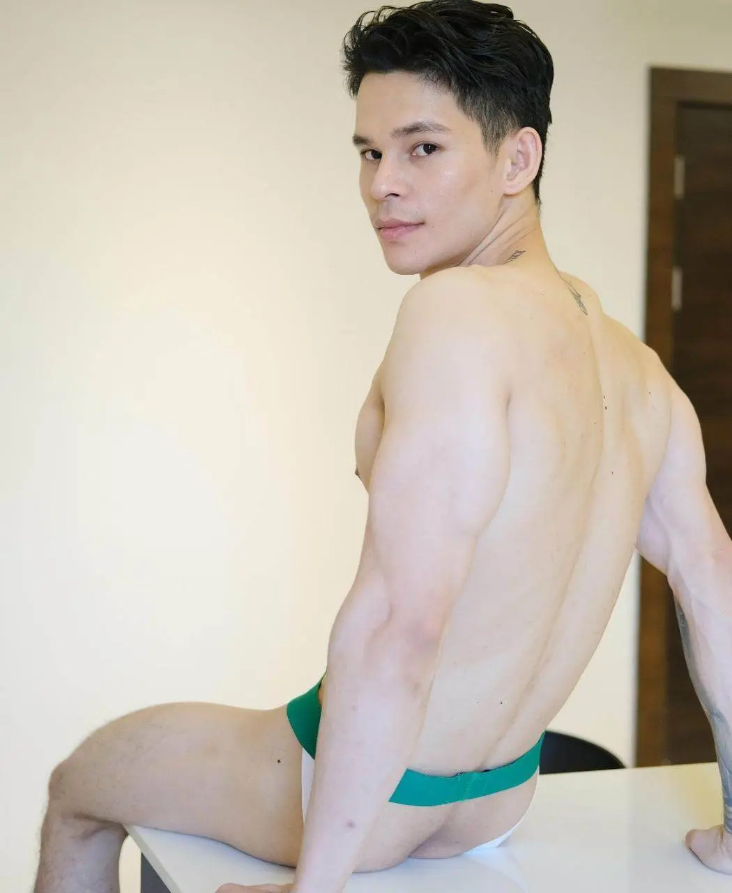 หนุ่มหล่อขึ้นปก 1153