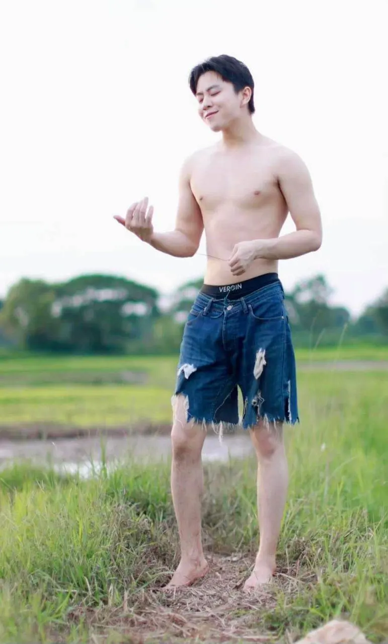 หนุ่ม..ดำนา