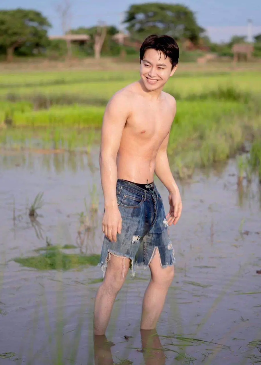 หนุ่ม..ดำนา