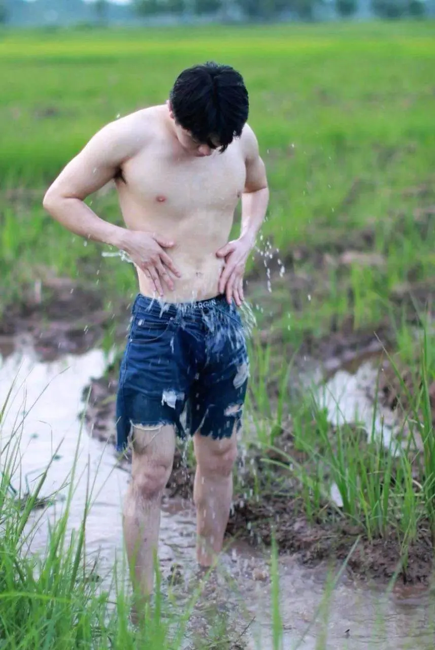 หนุ่ม..ดำนา