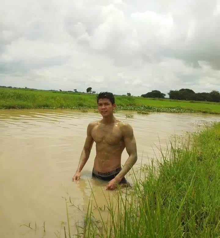 หนุ่ม..ดำนา