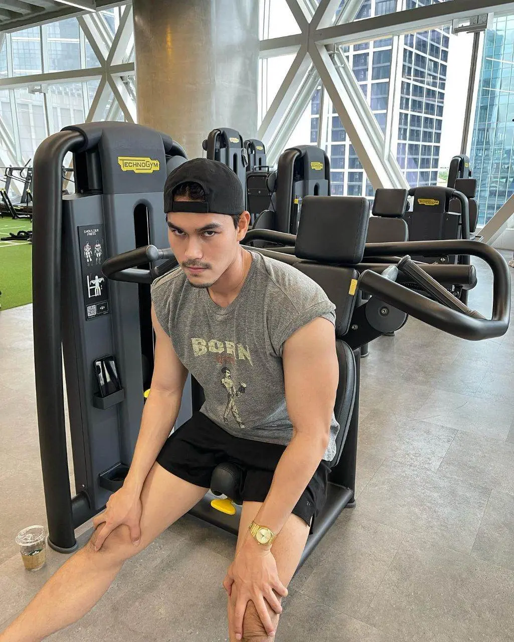 หล่อเข้มเต็มคำ