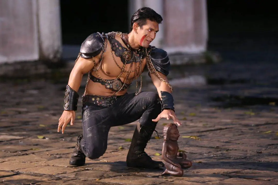 หล่อเข้มเต็มคำ