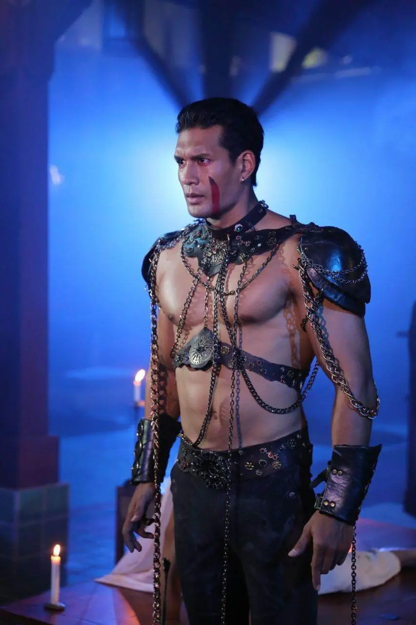 หล่อเข้มเต็มคำ