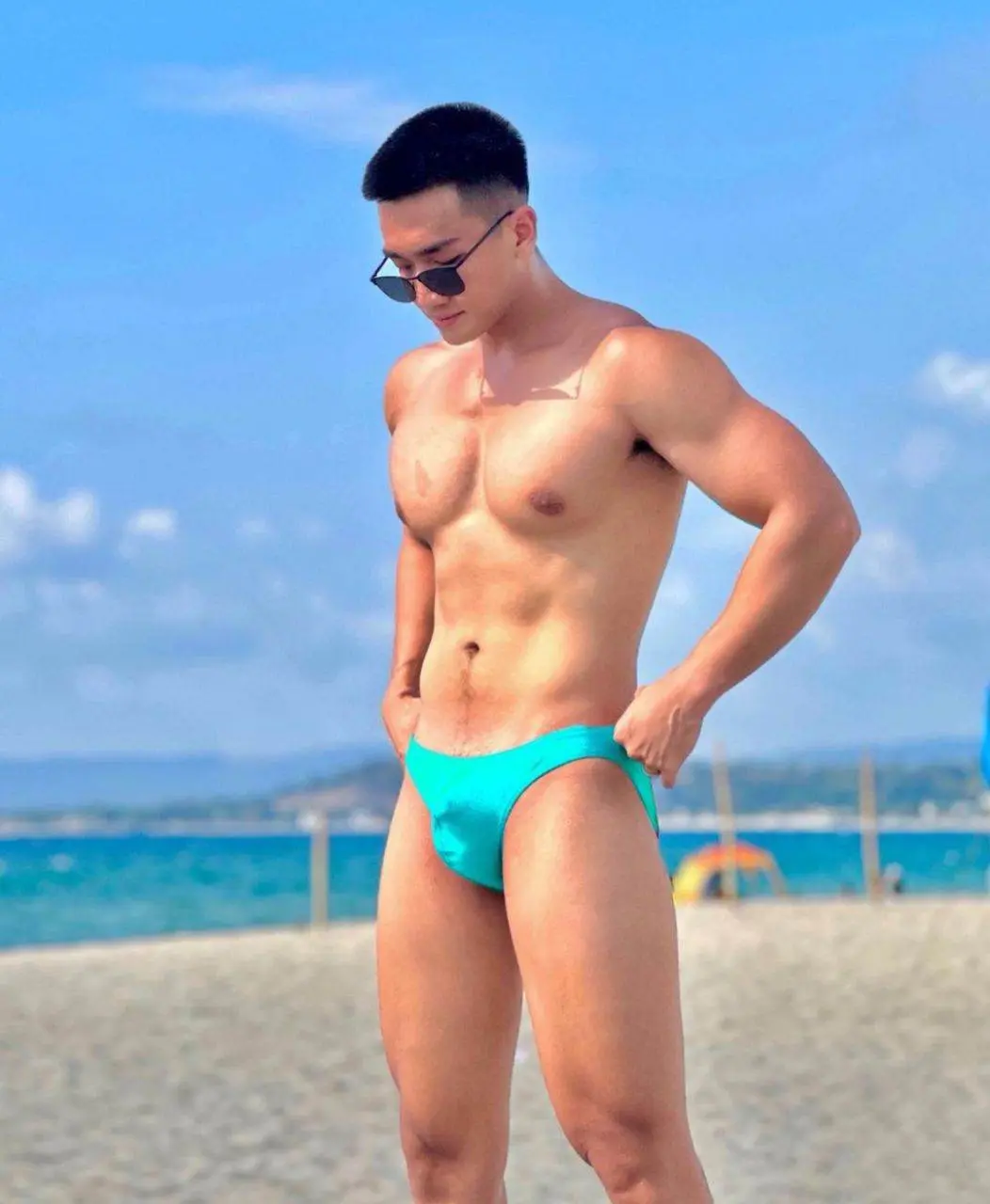 หนุ่มๆเล่นวอลเล่ย์บอลชายหาด