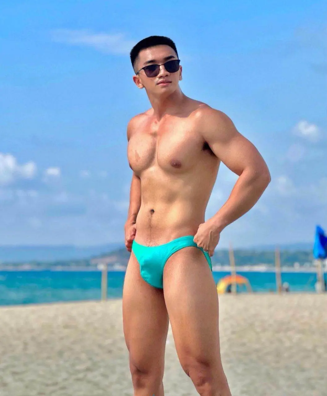 หนุ่มๆเล่นวอลเล่ย์บอลชายหาด