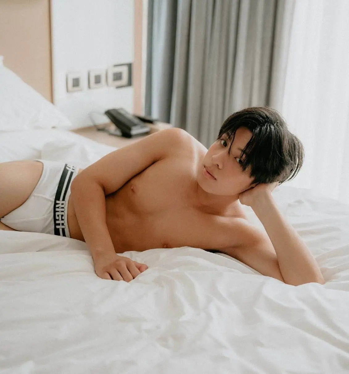 หนุ่มหล่อขึ้นปก 1159.1