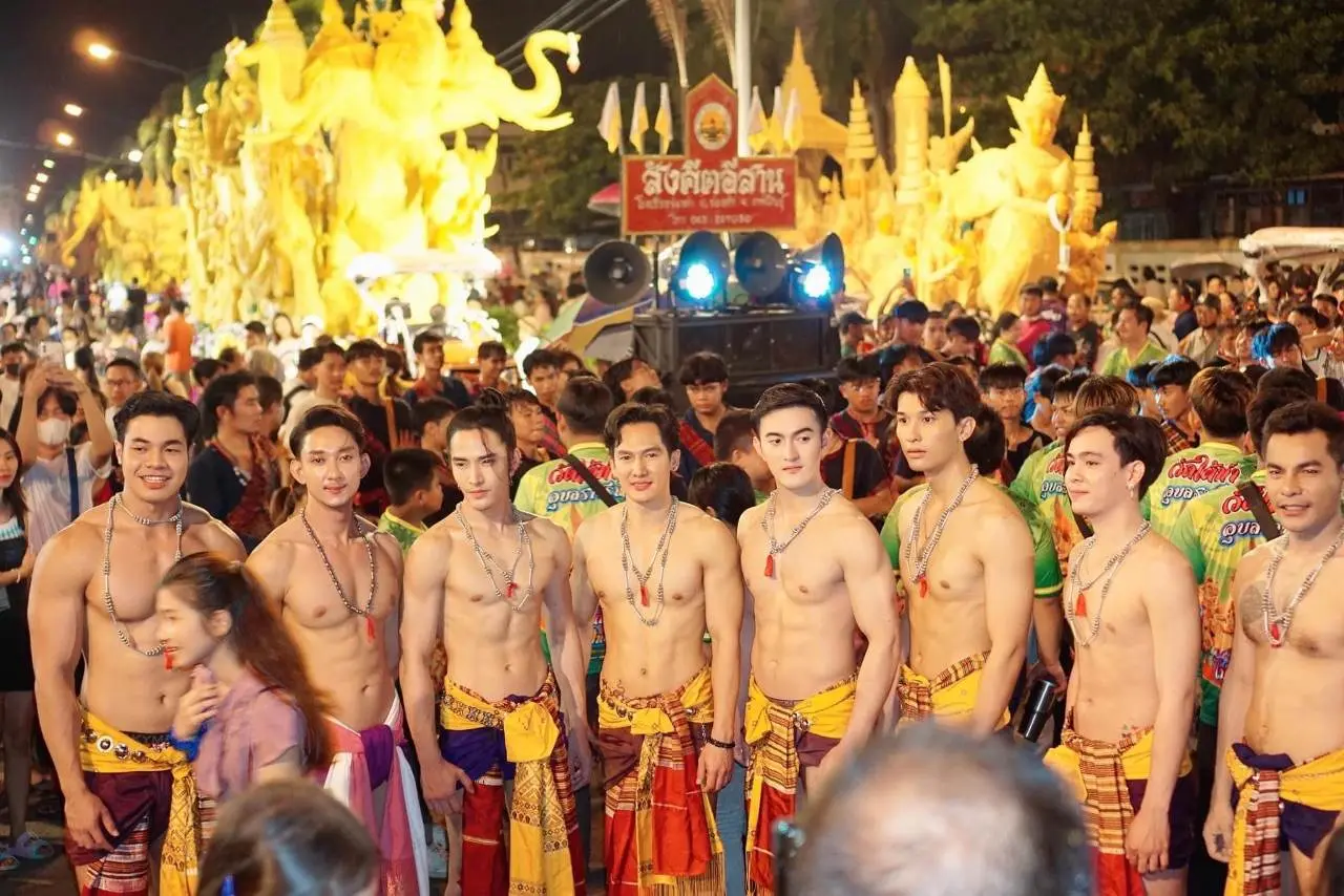 ถอดโชว์เรือนร่าง 2816