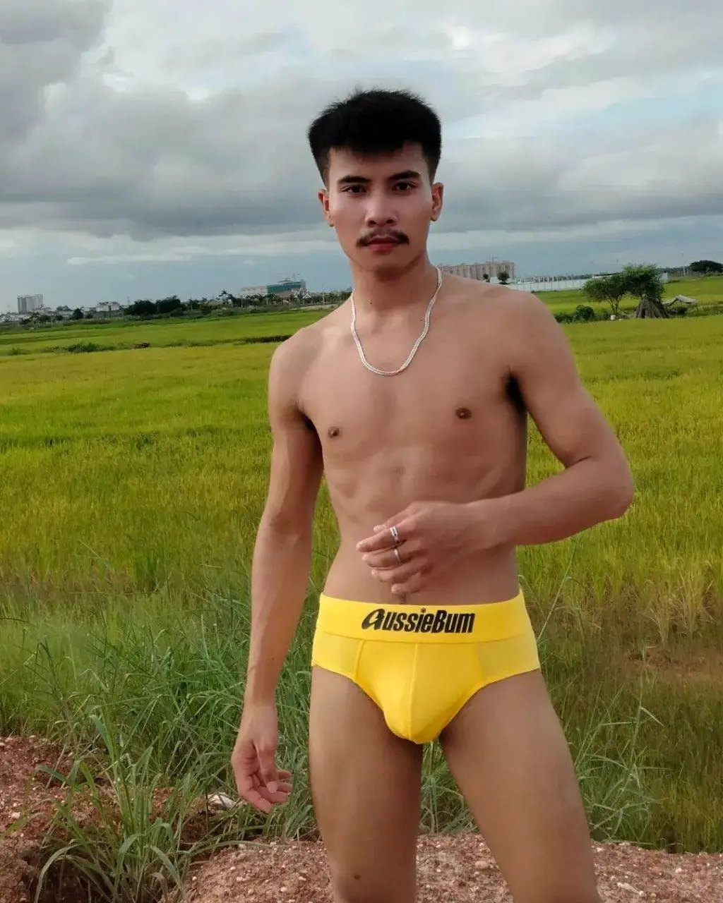 ผู้ชายบ้านๆอูมๆ