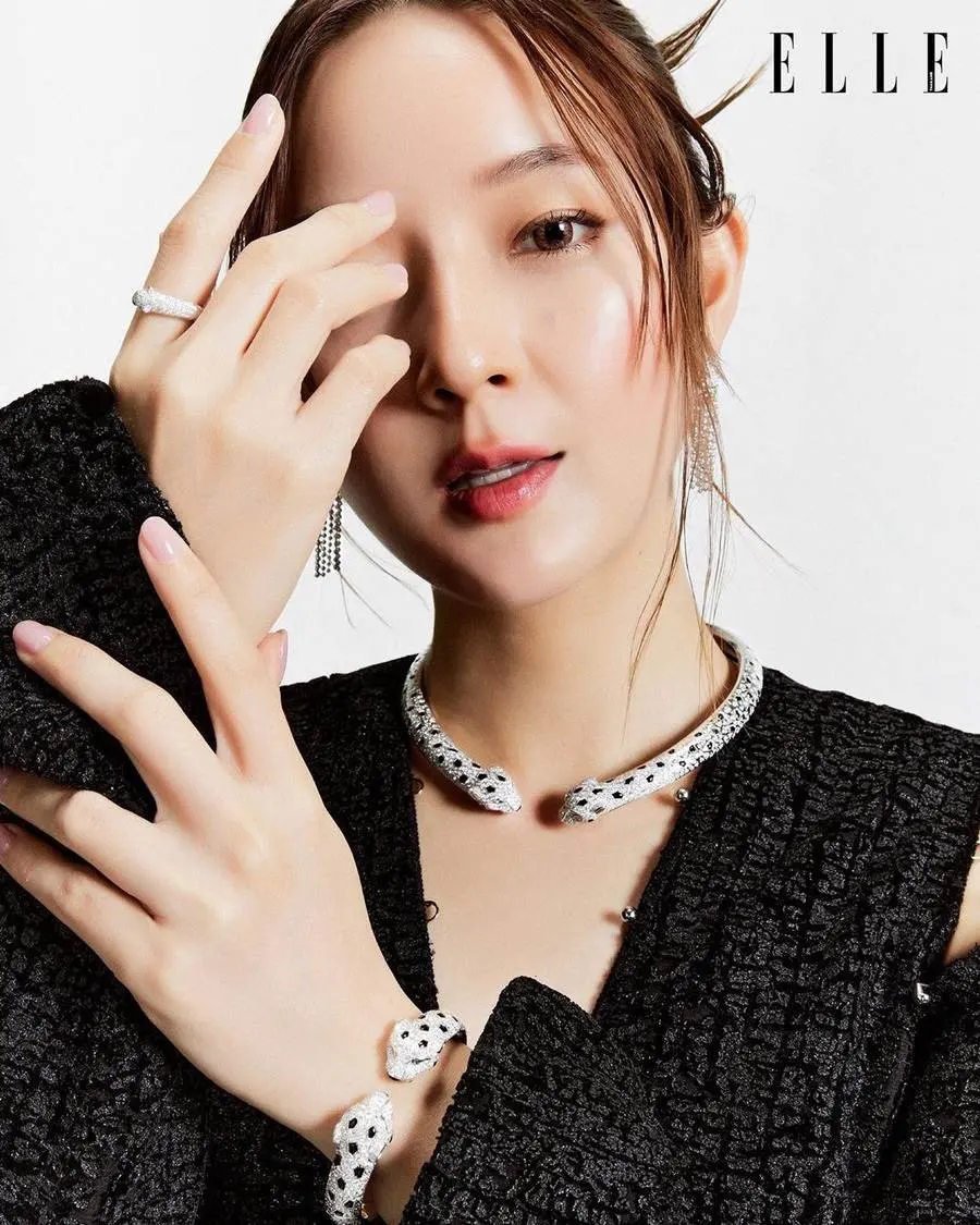 อิ้งค์ วรันธร @ ELLE Thailand August 2023