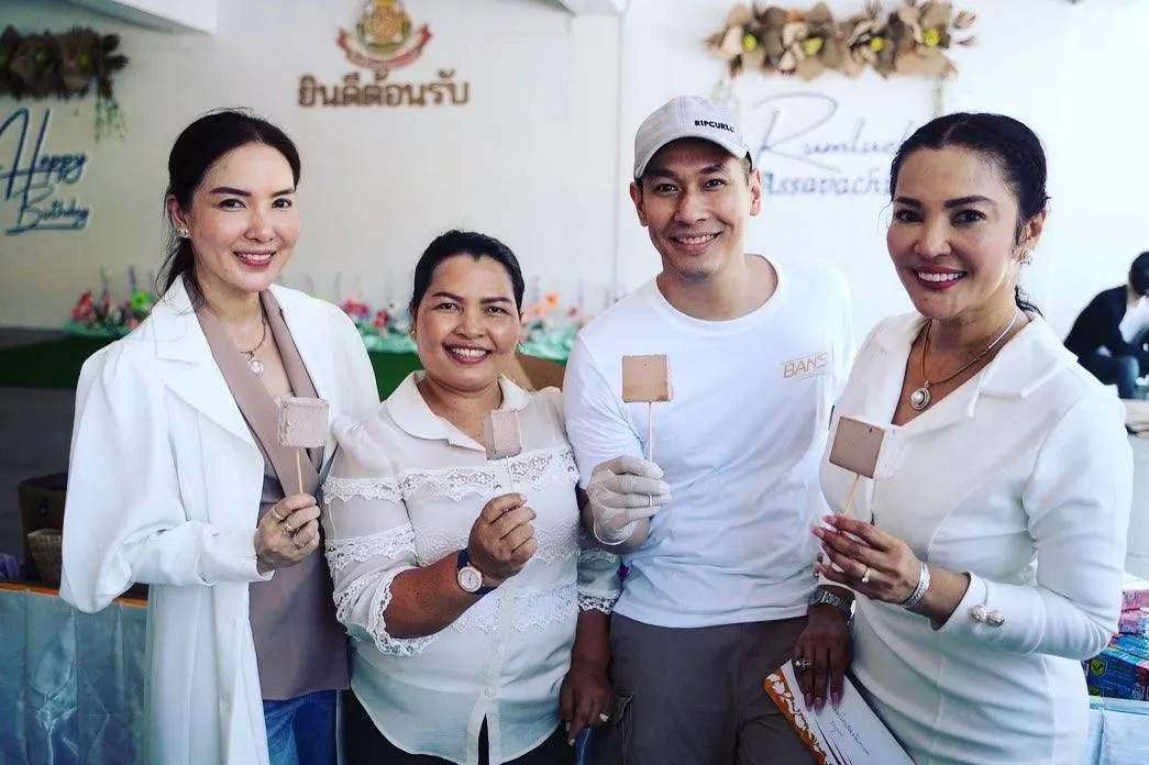 รอยยิ้มสดใสขึ้นเยอะ อ๋อม อรรคพันธ์ มาแจกอาหารให้น้องๆที่โรงเรียน