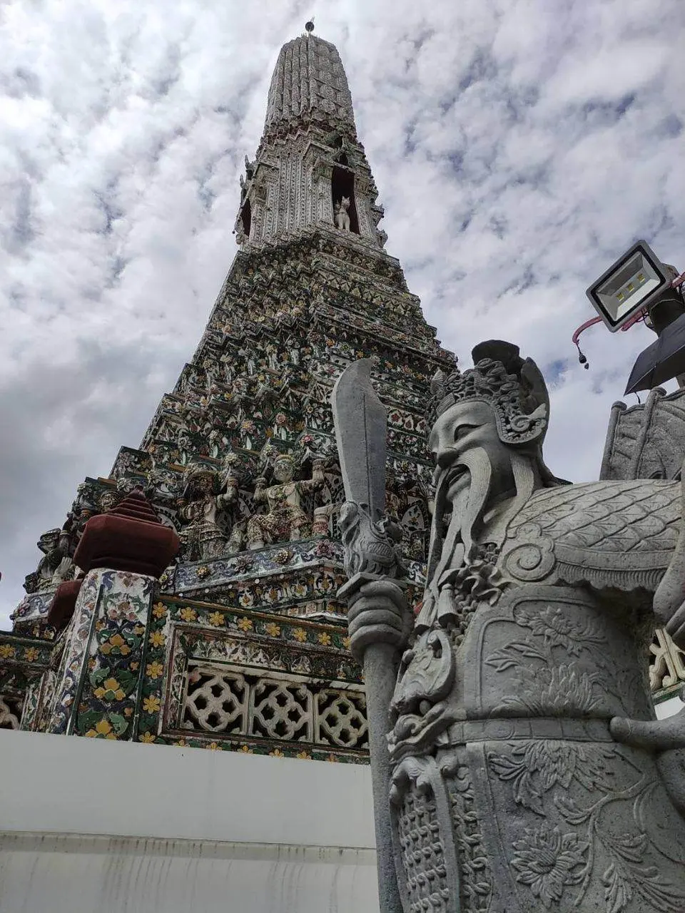 วัดอรุณที่มีคนไทยเพียง 2 คน
