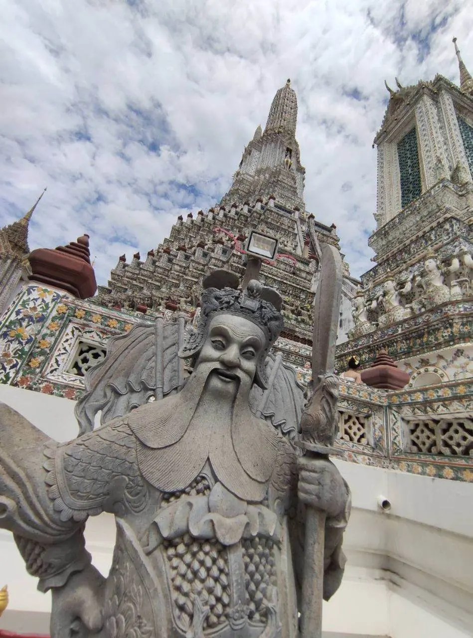 วัดอรุณที่มีคนไทยเพียง 2 คน