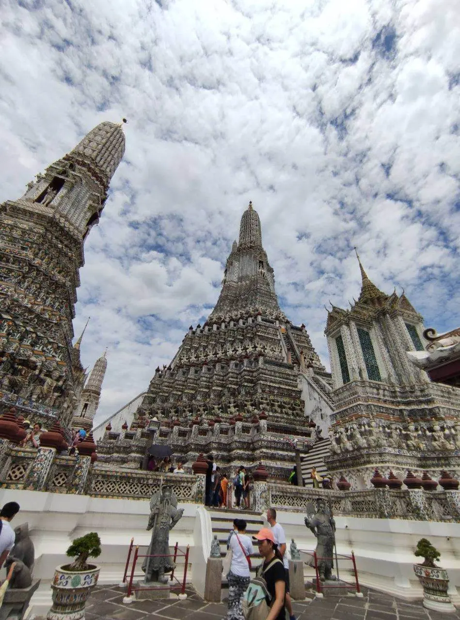 วัดอรุณที่มีคนไทยเพียง 2 คน