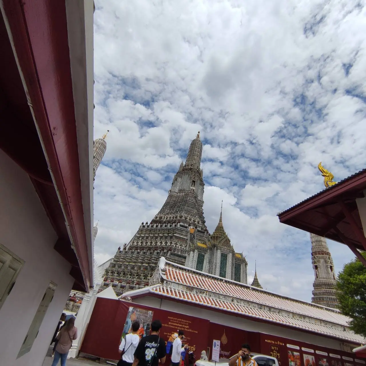 วัดอรุณที่มีคนไทยเพียง 2 คน