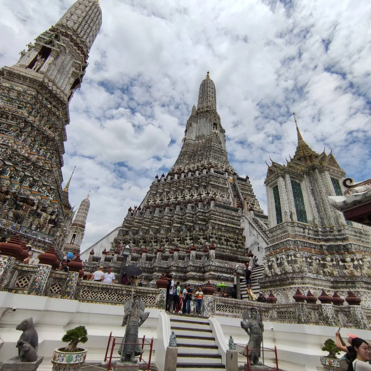 วัดอรุณที่มีคนไทยเพียง 2 คน