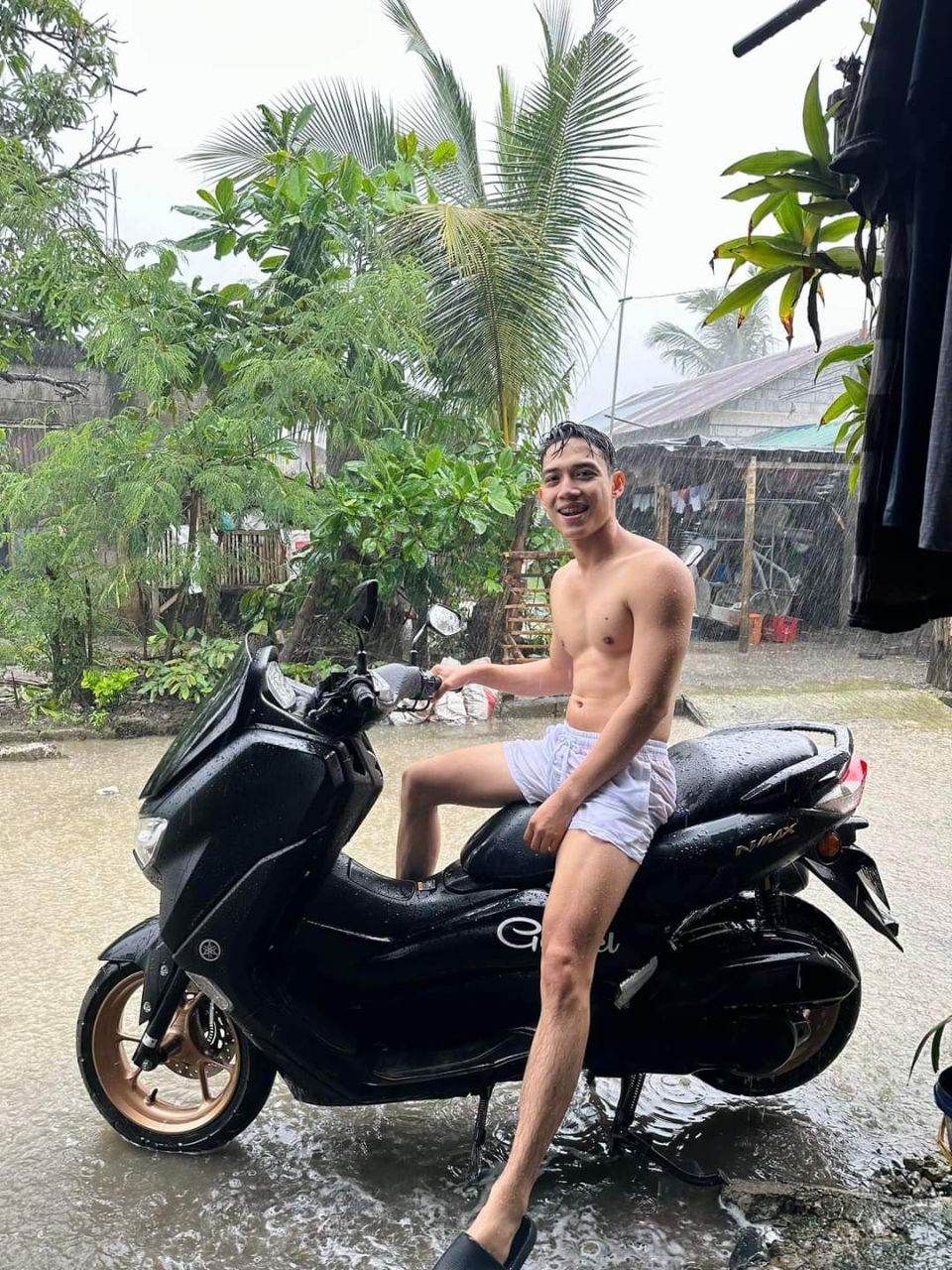 ผู้ชายในสายฝน