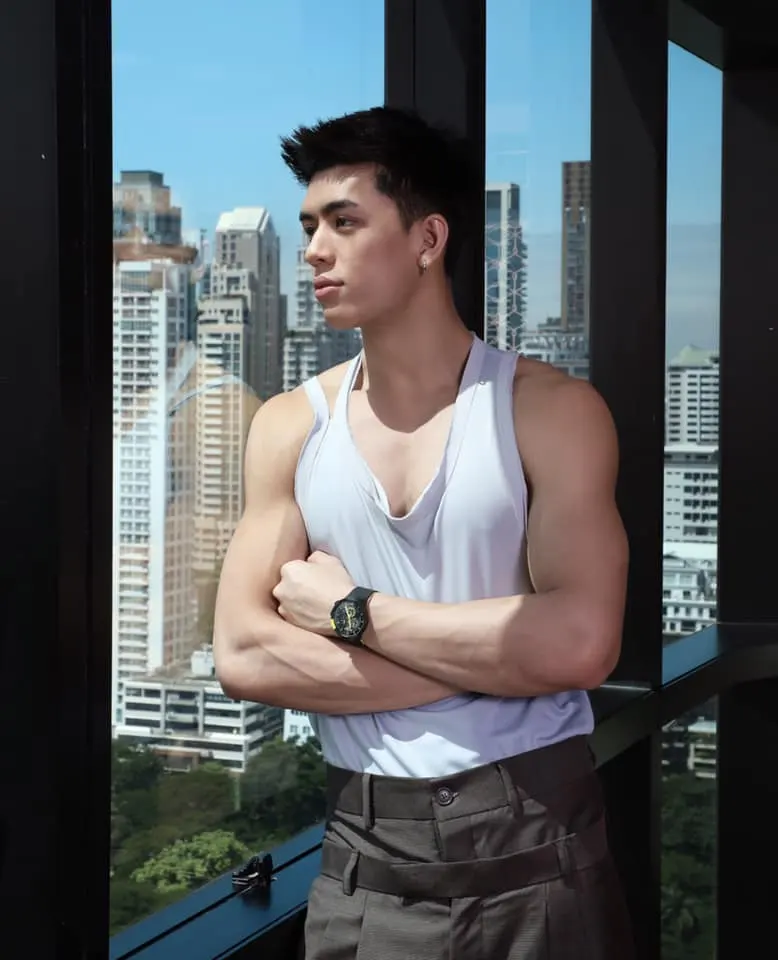 ไม่ถอดแต่..อยากกอดจัง