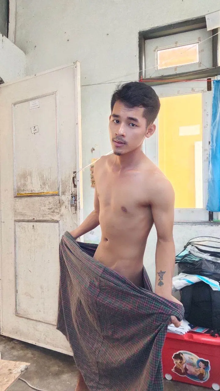 หนุ่มพม่าบ้านๆ..อาบน้ำ