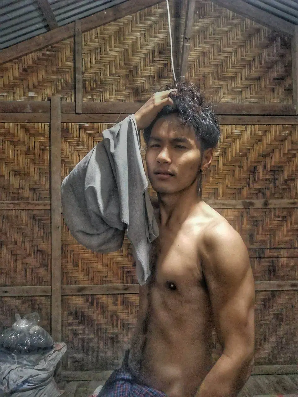 หนุ่มพม่าบ้านๆ..อาบน้ำ