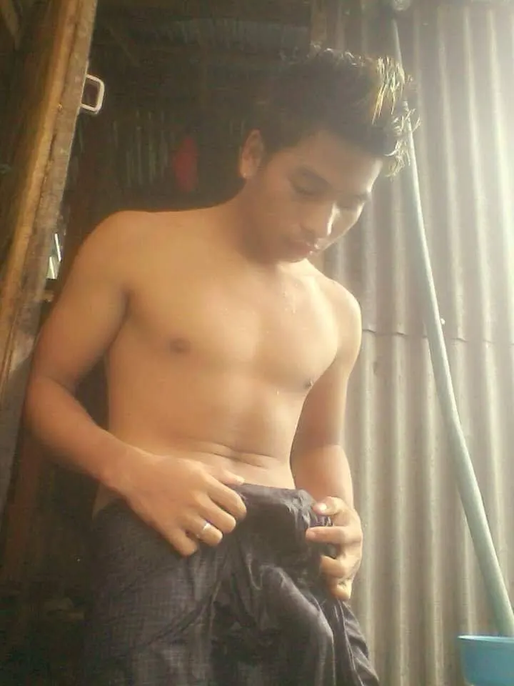 หนุ่มพม่าบ้านๆ..อาบน้ำ
