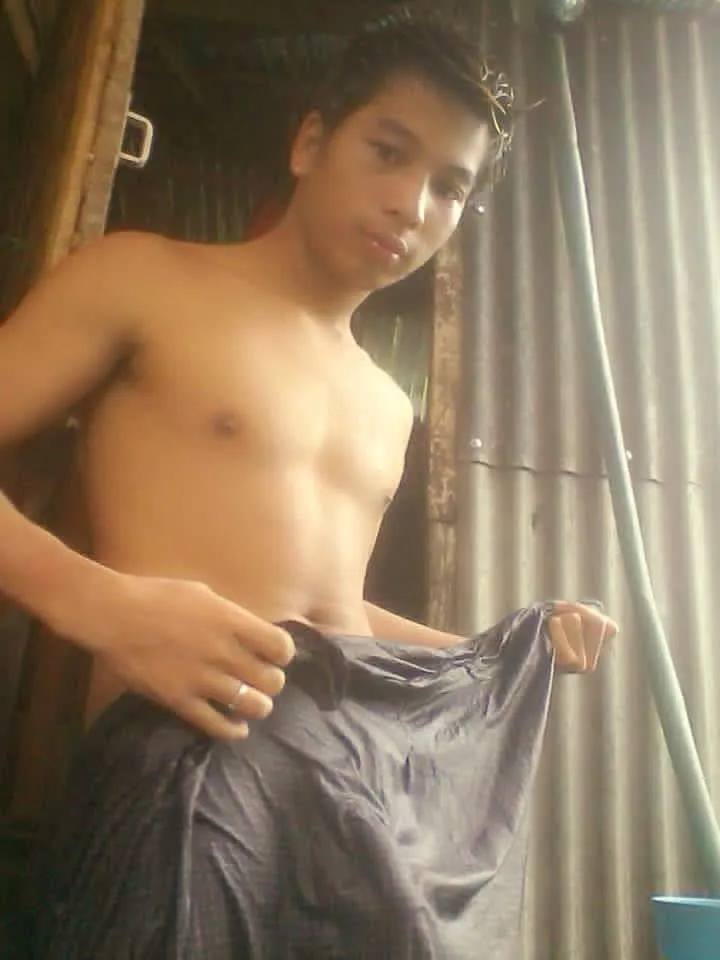 หนุ่มพม่าบ้านๆ..อาบน้ำ