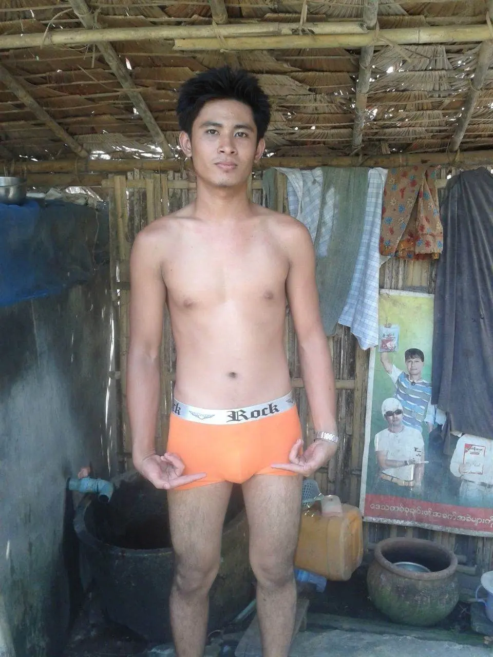 หนุ่มพม่าบ้านๆ..อาบน้ำ