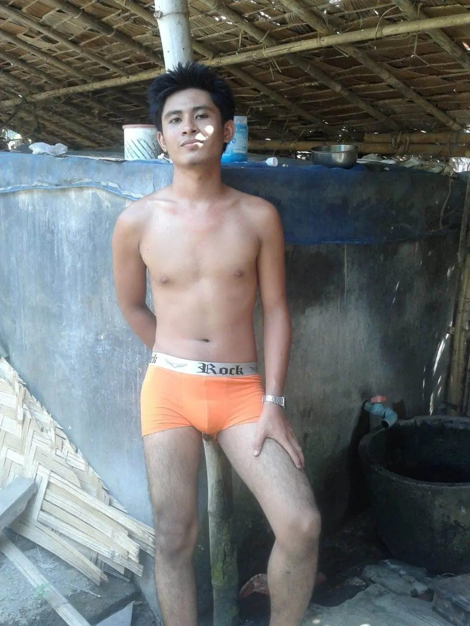 หนุ่มพม่าบ้านๆ..อาบน้ำ