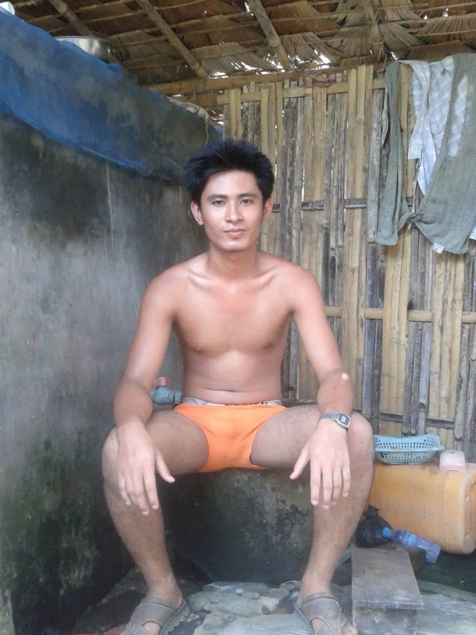 หนุ่มพม่าบ้านๆ..อาบน้ำ