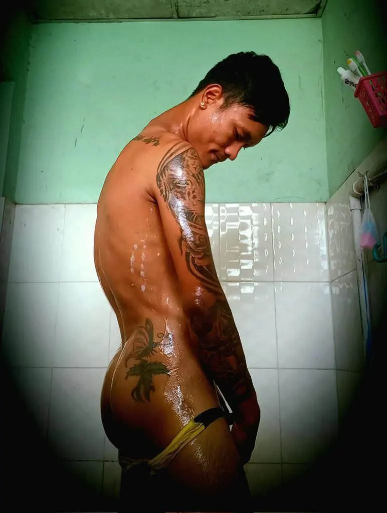 หนุ่มพม่าบ้านๆ..อาบน้ำ