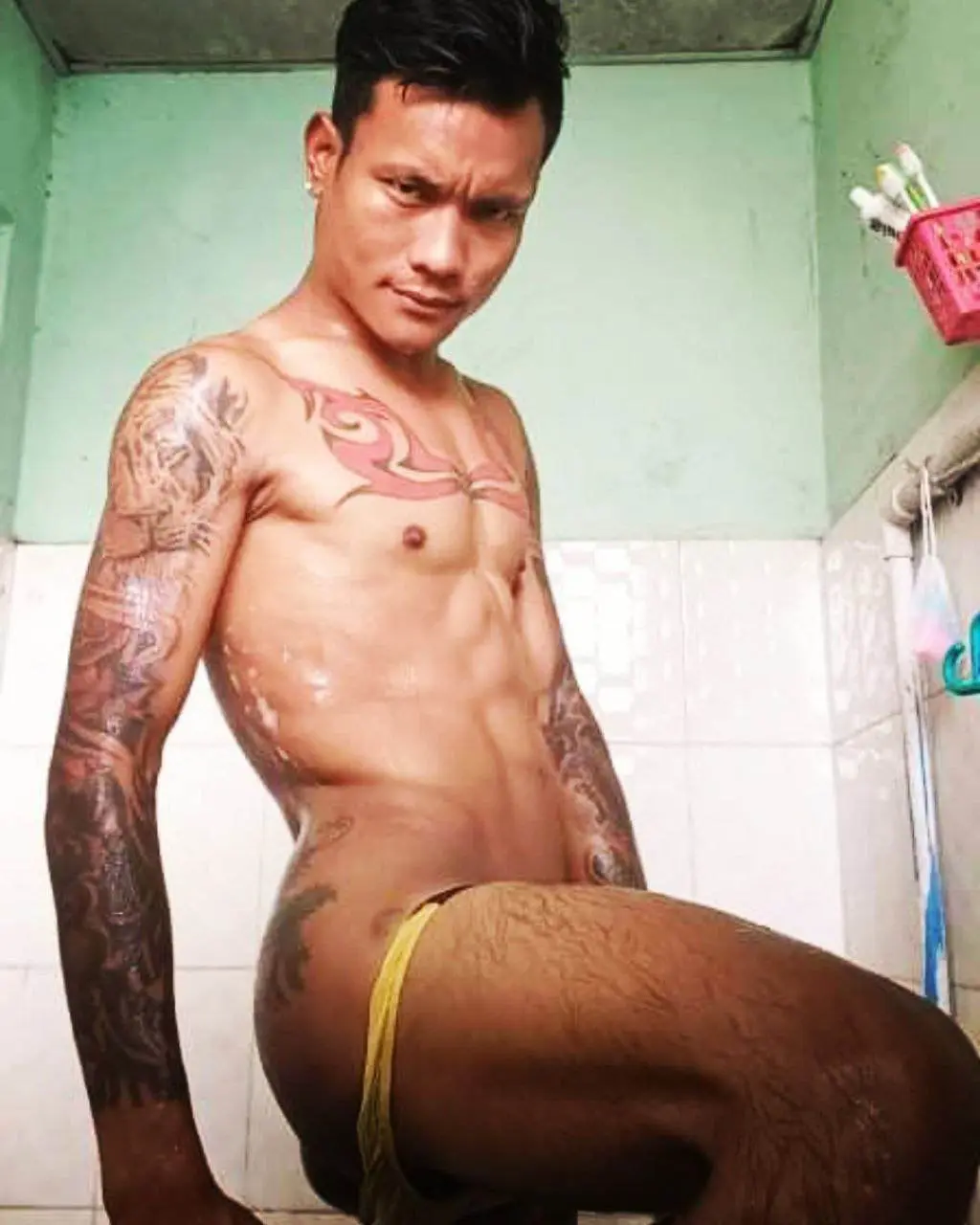 หนุ่มพม่าบ้านๆ..อาบน้ำ