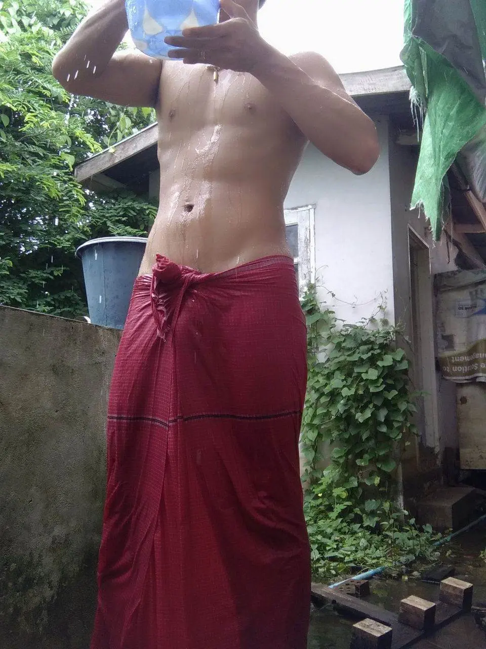หนุ่มพม่าบ้านๆ..อาบน้ำ