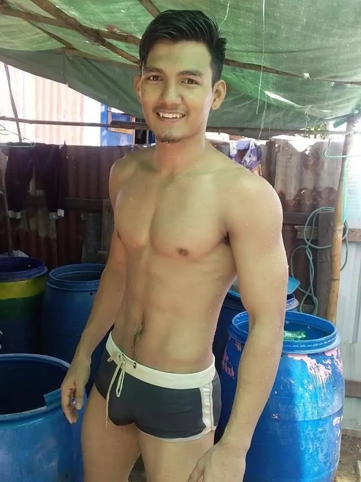 หนุ่มพม่าบ้านๆ..อาบน้ำ