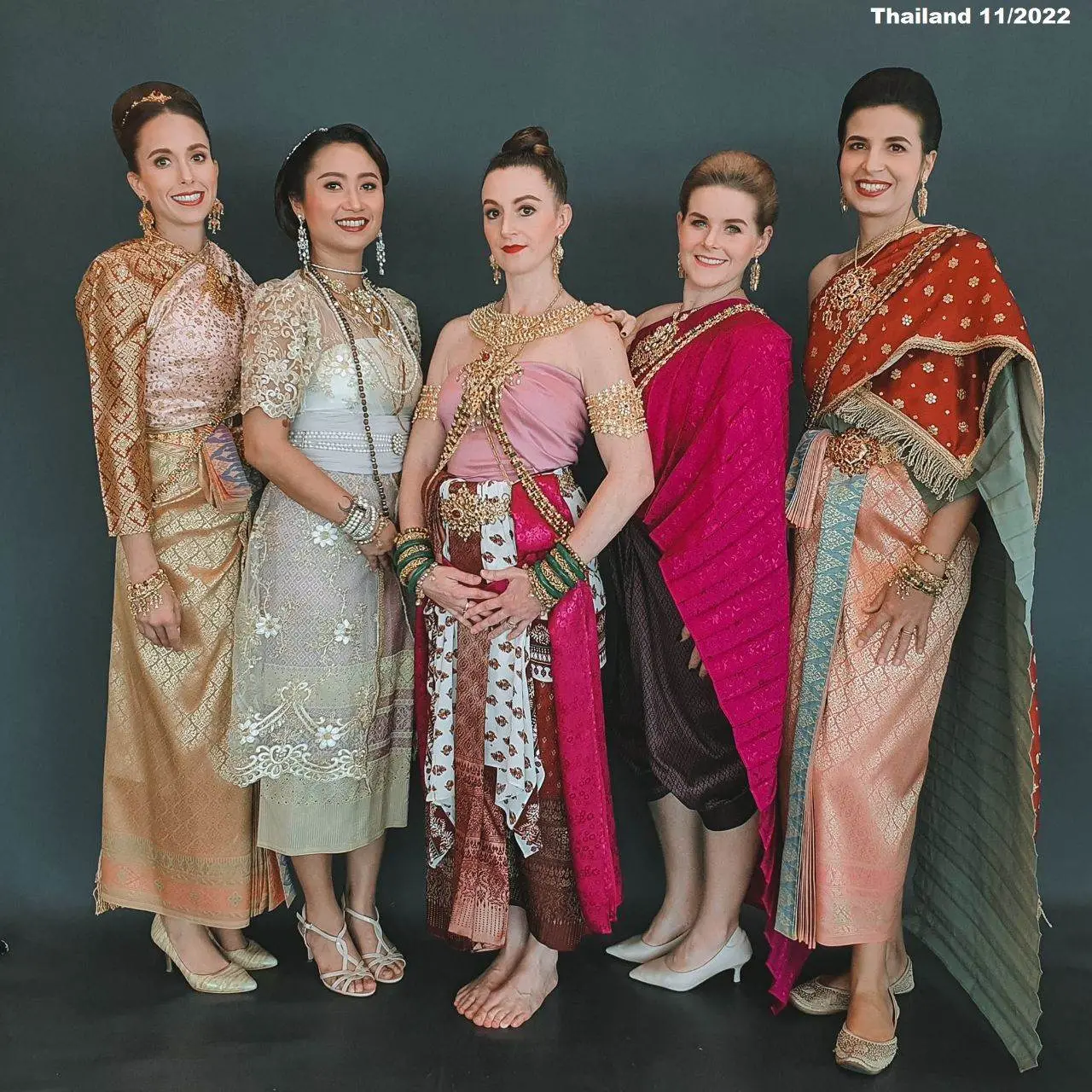 Foreigners in Thai Costumes 🇹🇭
