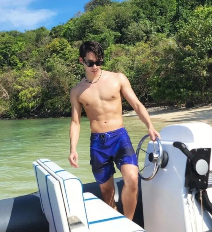น้องเอสนักว่ายน้ำสุดหล่อ