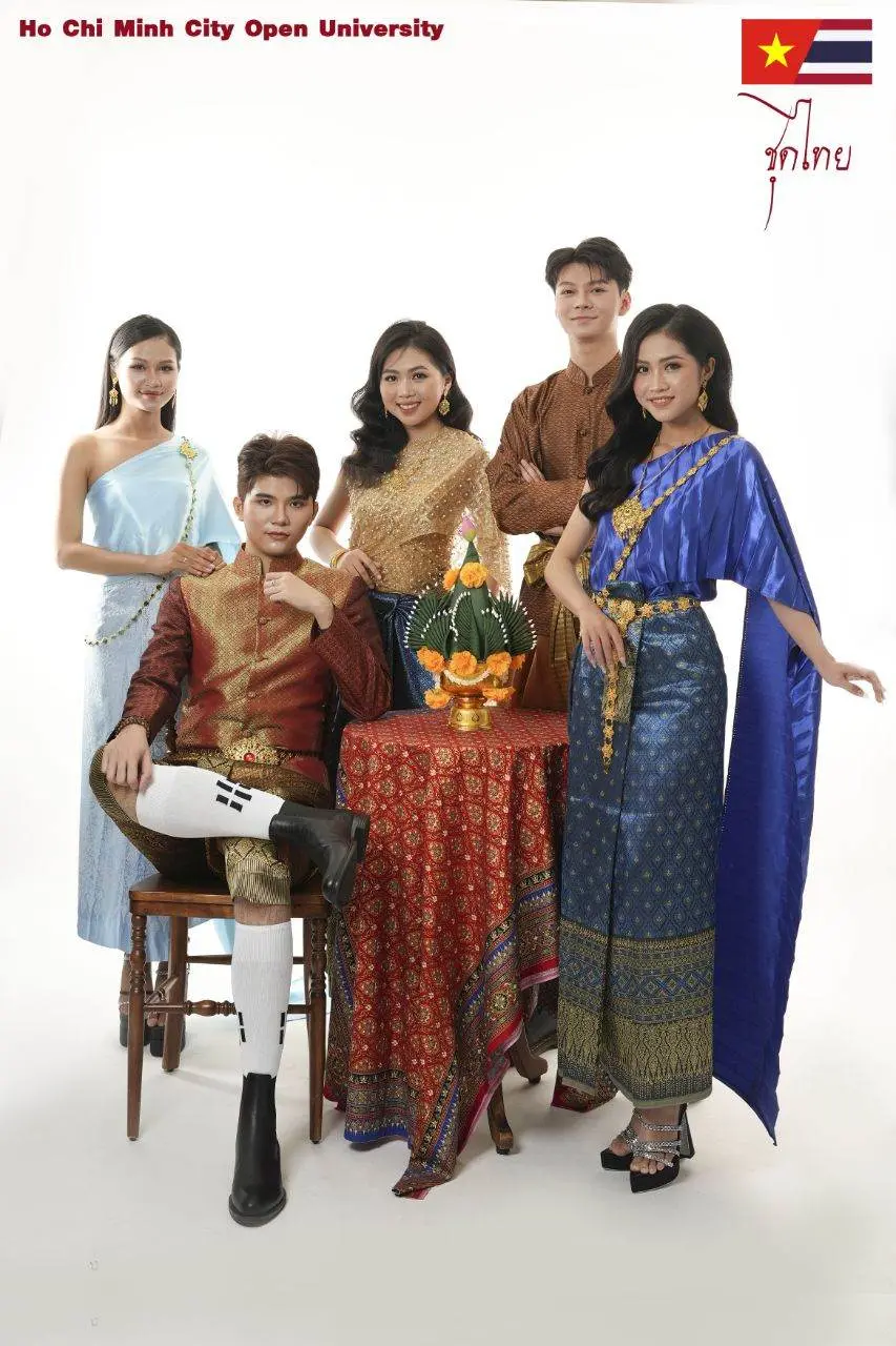 🇻🇳 Vietnamese students present the Thai Traditional Costume 🇹🇭