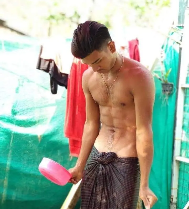 หนุ่มพม่าอาบน้ำ